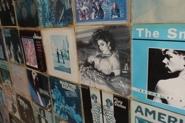 希腊雅典 2019年8月7日 墙上挂满了20世纪70年代和80年代流行摇滚音乐唱片 — 图库照片