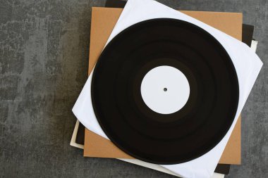 Genel beyaz etiket tanıtım plakları. Metnin için kopyalama alanı olan müzik arkaplanı.