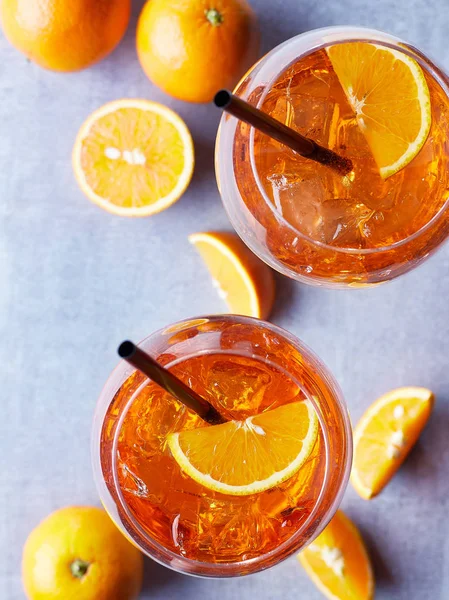Aperol 喷鸡尾酒与橙色切片的大理石背景 顶部视图 — 图库照片