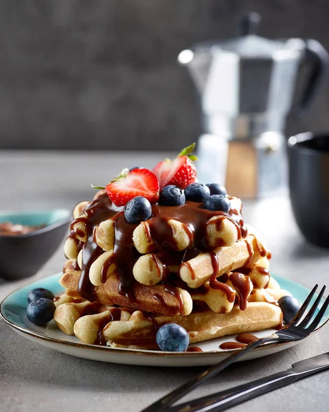 Assiette Gaufres Belges Avec Sauce Chocolat Baies Fraîches — Photo