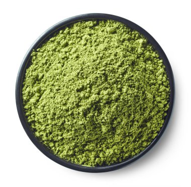 Matcha yeşil çay tozu izole beyaz arka plan üzerinde siyah kase. Üstten görünüm
