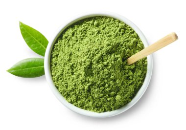 Matcha yeşil çay tozu beyaz arka plan üzerinde izole kase. Üstten görünüm