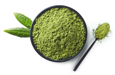 Matcha yeşil çay tozu izole beyaz arka plan üzerinde siyah kase. Üstten görünüm