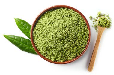 Matcha yeşil çay tozu beyaz arka plan üzerinde izole kahverengi kase. Üstten görünüm
