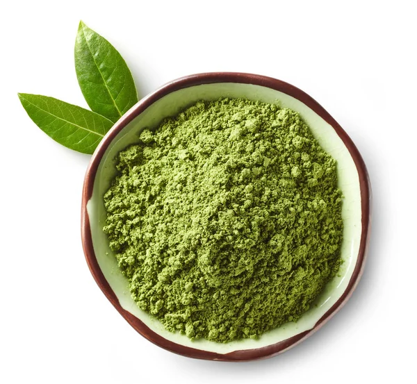 Matcha yeşil çay tozu beyaz arka plan üzerinde izole kase. Üstten görünüm