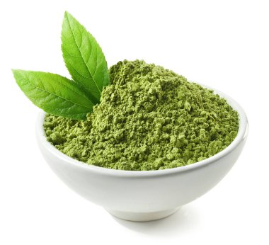 Matcha yeşil çay tozu beyaz arka plan üzerinde izole kase