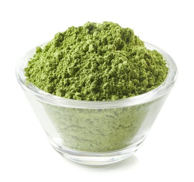 Matcha yeşil çay tozu beyaz arka plan üzerinde izole kase