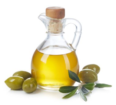 Şişe taze sızma zeytinyağı ve beyaz arka plan üzerinde izole yaprakları ile yeşil zeytin
