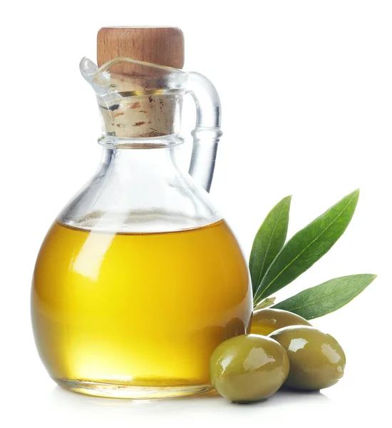 一瓶新鲜的特级橄榄橄榄油和绿色橄榄 叶子被白色背景所隔离 — 图库照片