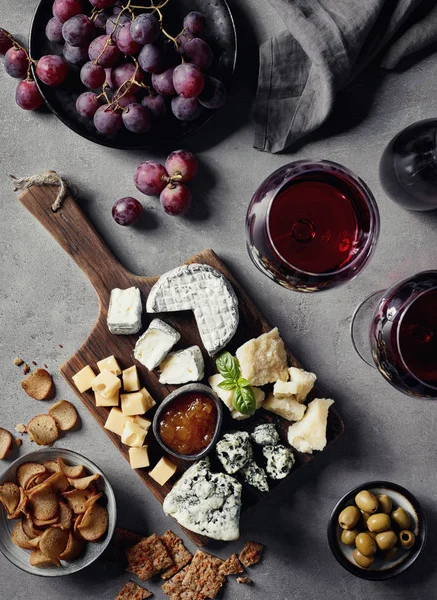 Cheese Plate Served Red Wine Olives Grapes Jam Bread Snacks — Stock Photo, Image