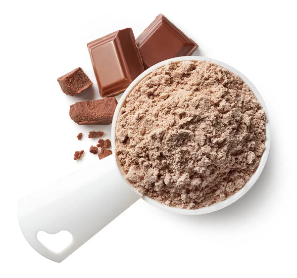 在白色背景下分离的棕色巧克力蛋白粉的塑料测量勺 顶部视图 — 图库照片