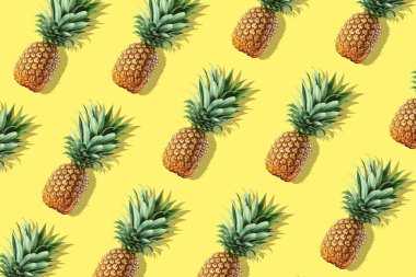 Bütün taze ananas sarı arka plan üzerinde renkli meyve desen