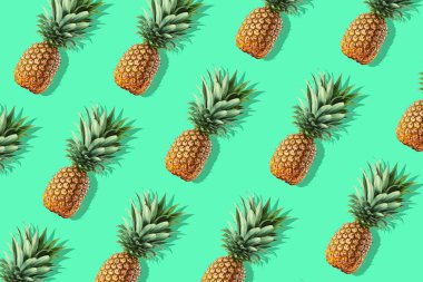 Bütün taze ananas yeşil arka plan üzerinde renkli meyve desen