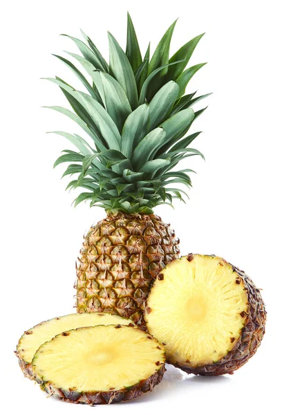 Świeży Ananas Całe Krojone Białym Tle — Zdjęcie stockowe