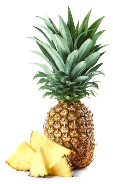 Frische Ganze Und Scheiben Geschnittene Ananas Isoliert Auf Weißem Hintergrund — Stockfoto