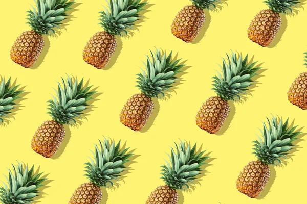 Kleurrijke Vruchten Patroon Van Verse Hele Ananas Gele Achtergrond — Stockfoto