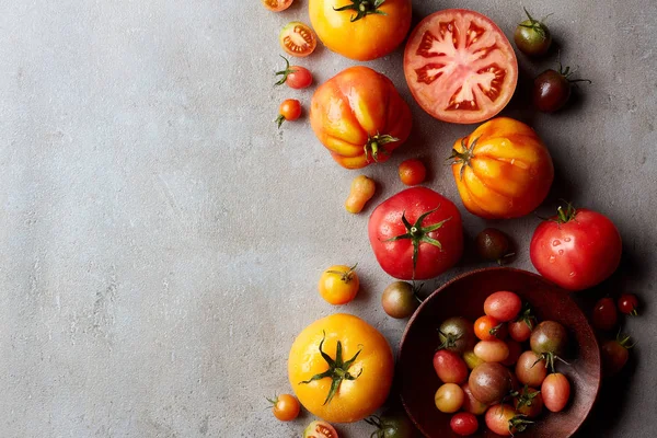 Vários Tomates Coloridos Frescos Fundo Mármore Cinza Vista Superior Espaço — Fotografia de Stock