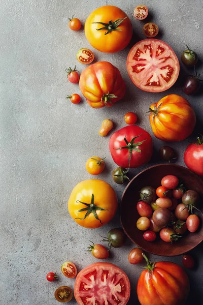 Vários Tomates Coloridos Frescos Fundo Mármore Cinza Vista Superior — Fotografia de Stock