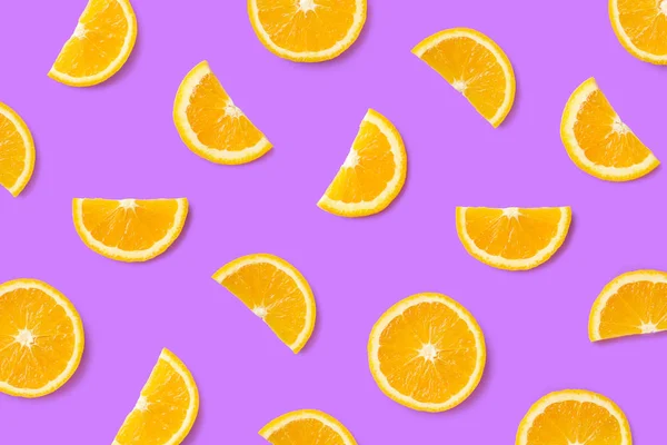 Kleurrijke Vruchten Patroon Van Stukjes Sinaasappel Paarse Achtergrond Bovenaanzicht Plat — Stockfoto