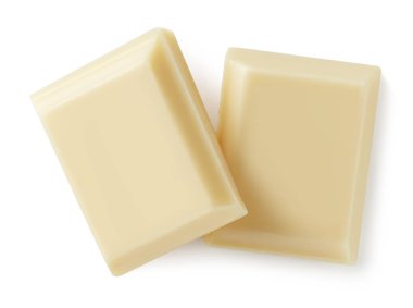 Beyaz arka plan üzerinde izole iki beyaz çikolata parçaları. Üstten görünüm