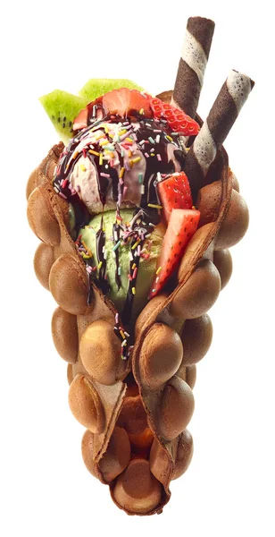 Hong Kong Oder Bubble Waffle Mit Eis Und Früchten Isoliert — Stockfoto