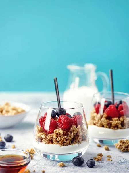 Parfait deser jogurt, muesli i świeże jagody — Zdjęcie stockowe