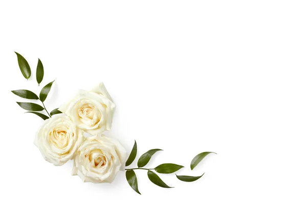 由白玫瑰制成的美丽花朵组合 — 图库照片