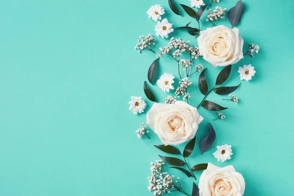 Bela composição de flores brancas no fundo azul — Fotografia de Stock