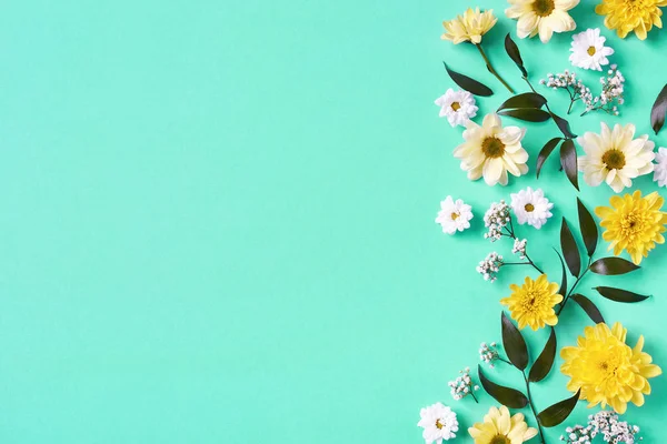 Όμορφο κίτρινο και λευκό λουλούδια σύνθεση σε μπλε backgroun — Φωτογραφία Αρχείου