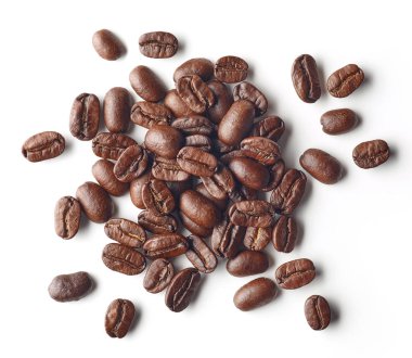 Kızarmış kahve çekirdekleri beyaz arka planda izole edilmiş.