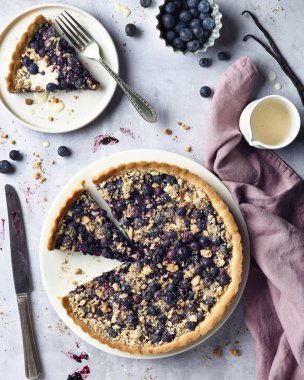 Vanilya soslu yaban mersinli börek