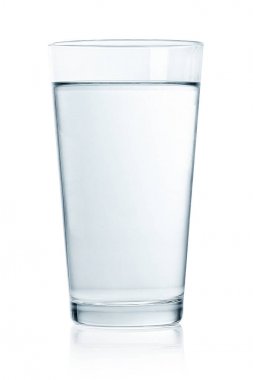 Beyaz arka planda durgun su bardağı