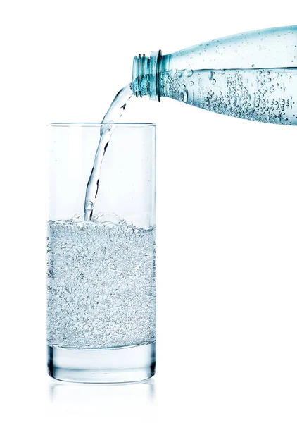 Gieten van bruisend water in een glas — Stockfoto