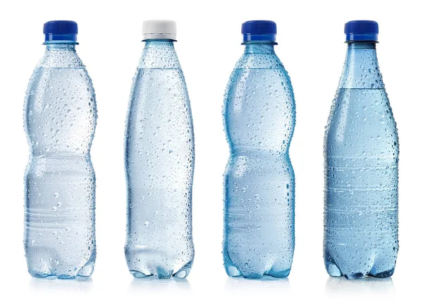 Raccolta di varie bottiglie fredde di acqua con gocce — Foto Stock