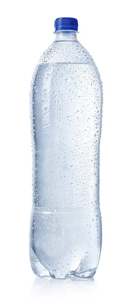 Бутылка холодной воды с капельками — стоковое фото