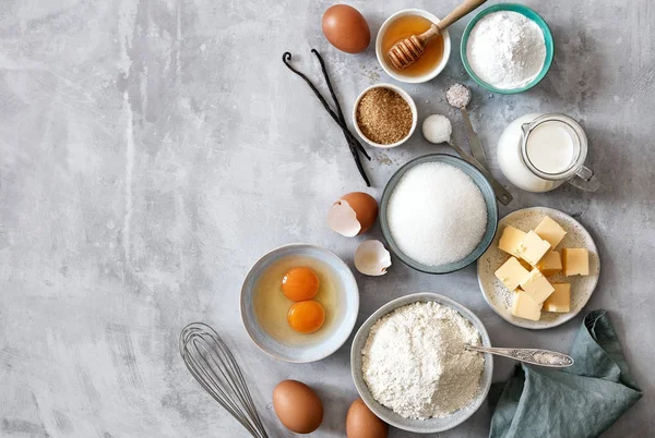 Ingrediënten voor het bakken: meel, eieren, suiker, boter, melk en specerijen — Stockfoto