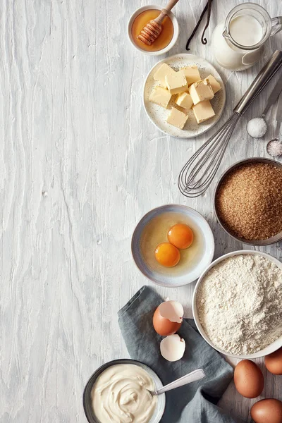 Ingredientes para hornear: harina, huevos, azúcar, mantequilla, leche y especias —  Fotos de Stock