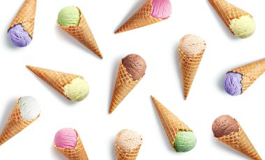 Beyaz arkaplanda izole edilmiş renkli dondurma deseni, üst görünüm, düz yatış