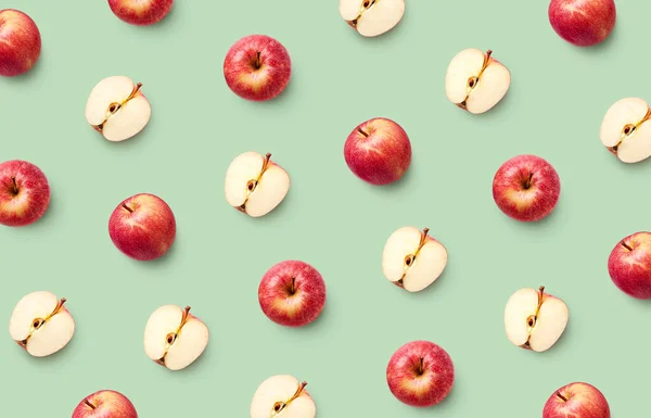薄緑色の背景に赤いリンゴのカラフルなフルーツパターン — ストック写真