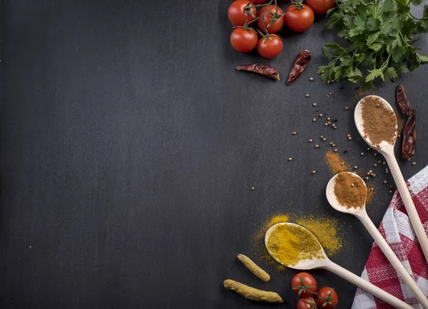 Voedingsmiddelen Nieuwe Voedselingrediënten Diverse Specerijen Zwarte Rustieke Achtergrond Van Bovenaf — Stockfoto