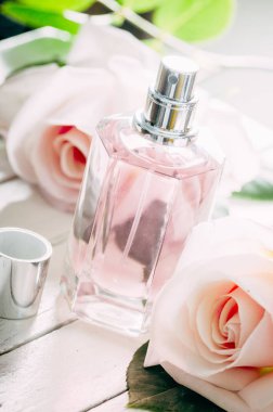 -Bir şişe parfüm ve pembe düğün gül buket dekorasyon. 