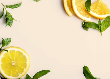 Narenciye dilimleri ve nane otlar çerçeve boşaltmak retro pastel zemin üzerine