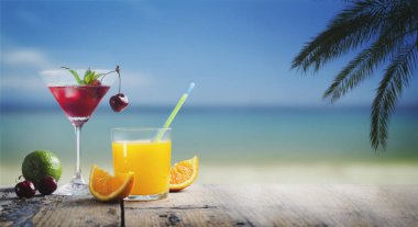 Kiraz tropikal kum plajındaki martini cam ve portakal suyu votka kokteyl. Yaz tatil tatil ve plaj tasarım parti. Island resort beach bar arka plan.