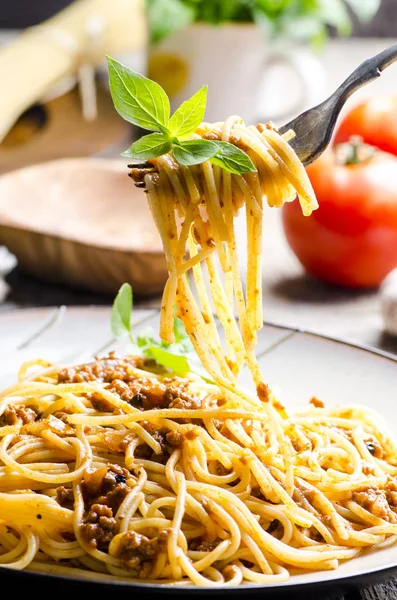 特写意大利意大利面肉酱与罗勒服务在盘子里 传统自制的意大利菜食谱 烹饪与美食理念 — 图库照片