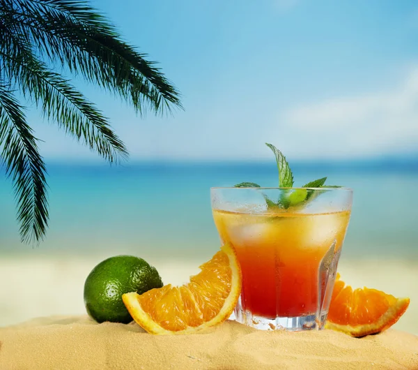 Cocktail All Arancia Agrumi Sulla Spiaggia Sabbia Tropicale Vacanze Estive — Foto Stock