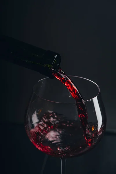 Rotwein Weinglas Über Schwarzem Hintergrund Großaufnahme Von Rotwein Spritzt Weinglas — Stockfoto