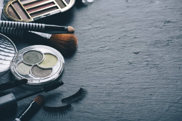Professioneller Maskenbildner Auf Schwarzem Hintergrund Mit Copyspace Draufsicht Auf Kosmetikprodukte — Stockfoto