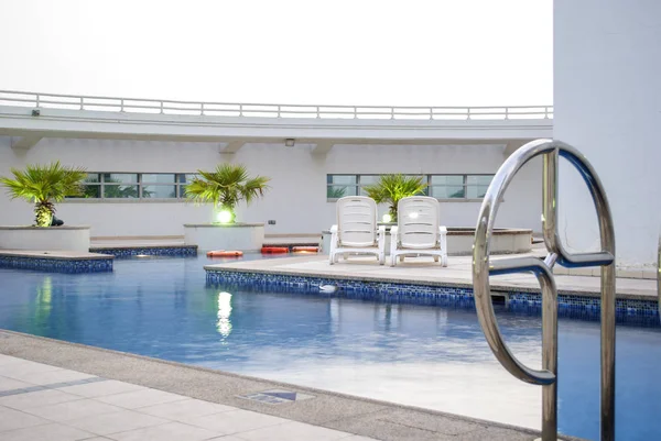 Üst Kısmında Modern Konut Dubai Binada Çatı Yüzme Havuzu — Stok fotoğraf