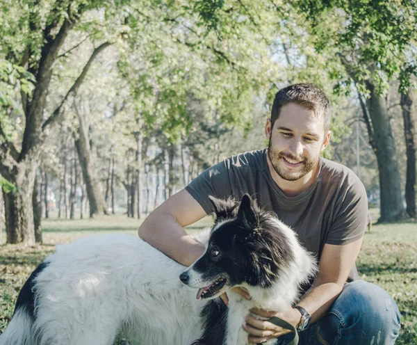 Homem Com Seu Cão Brincando Livre Parque Jovem Proprietário Abraça — Fotografia de Stock