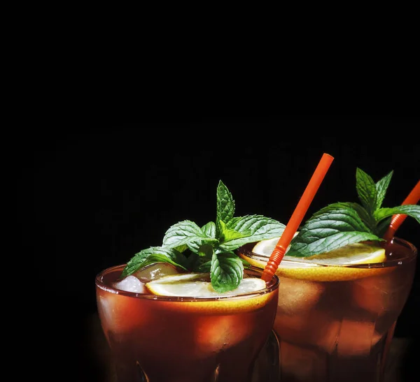 Cocktail Cuba Libre Con Ghiaccio Menta Limone Sfondo Nero Bevanda — Foto Stock